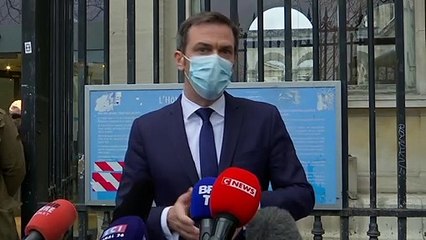 França promete acelerar vacinação