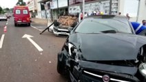 Carro da prefeitura capota após acidente na Av. Tancredo Neves, em Cascavel