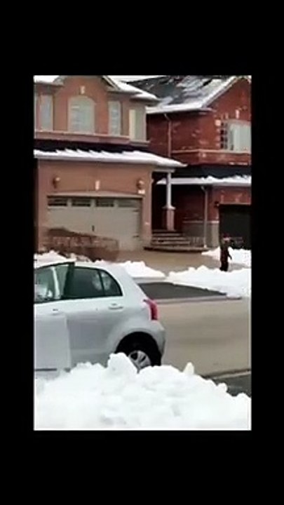 Un voleur de colis coincé dans la neige