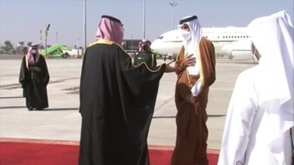 Mohamed bin Salman y el emir de Catar se abrazan tras más de 3 años de boicot