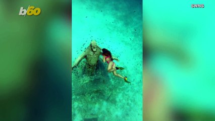 Sea & Selfies! Free-diver Dives 40+ Feet To Take Selfie With Submerged Statue!