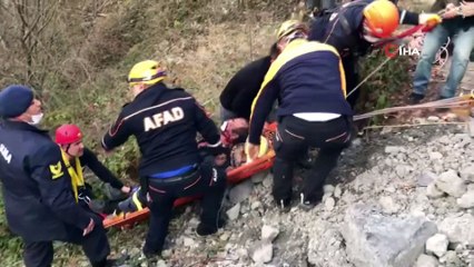 İş makinesi 15 metreden uçtu, yaralanan operatör uçurumdan iplerle kurtarıldı