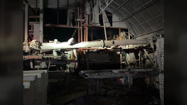 천안 건축자재 공장에서 장비 폭발...직원 2명 다쳐 / YTN