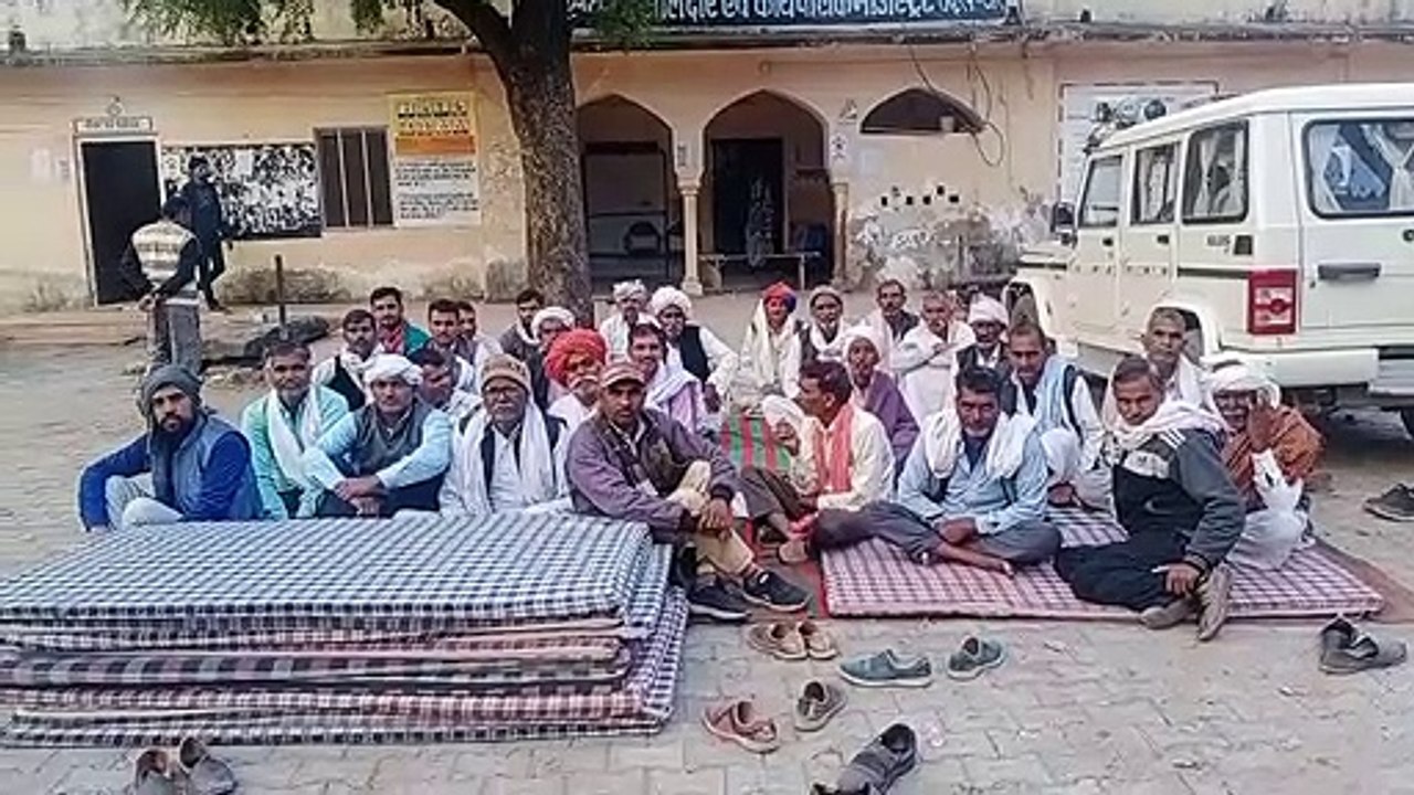 अतिक्रमण पर कार्रवाई नहीं, तहसील में धरने पर बैठे ग्रामीण