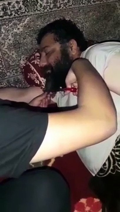 Il coupe la barbe de son père endormi