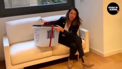 La CONSEJERA de presidencia de CATALUÑA "REGALA" una URNA de VOTACIÓN del GOLPE DE ESTADO