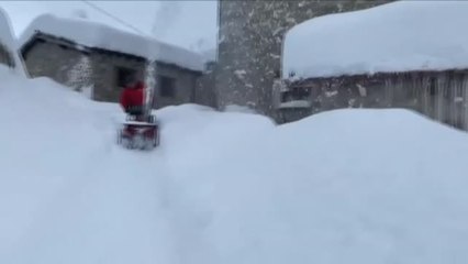 La nieve aisla pueblos de alta montaña