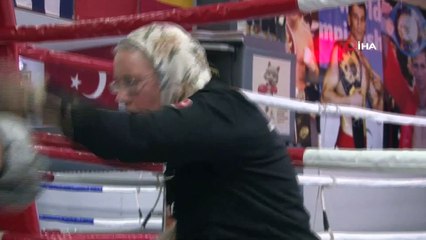 Parkinson Hastası 74 Yaşındaki Yaşlı Kadın Sağlığı İçin 3 Yıldır Boks Yapıyor