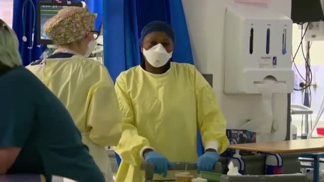 Los hospitales británicos empiezan a aplazar operaciones para atender la avalancha de pacientes