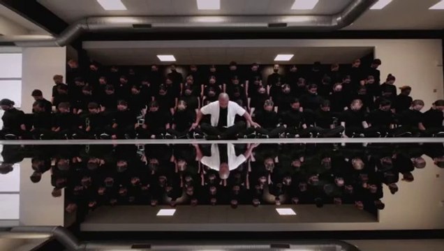 Cette chorégraphie de bras synchronisés est bluffante