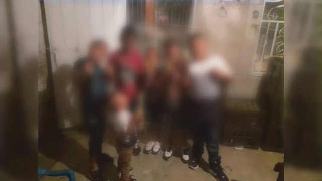 ¡Vuelve y juega! Niños fueron fotografiados con cervezas en sus manos en Santa Marta