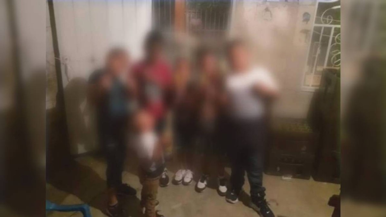 ¡Vuelve y juega! Niños fueron fotografiados con cervezas en sus manos en Santa Marta