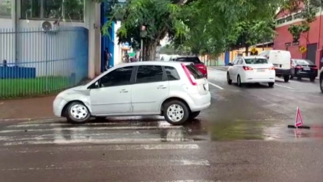 Fiesta se envolve em acidente de trânsito na Rua São Paulo, no Centro