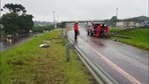 HB20 sai da pista na PRc-467, capota e para na via marginal, no Bairro Brasília; condutora ficou ferida