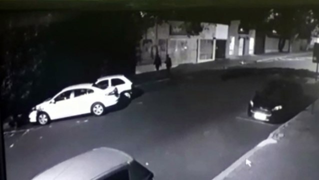 Câmeras registram momento em que veículo Corsa é furtado no Centro de Cascavel