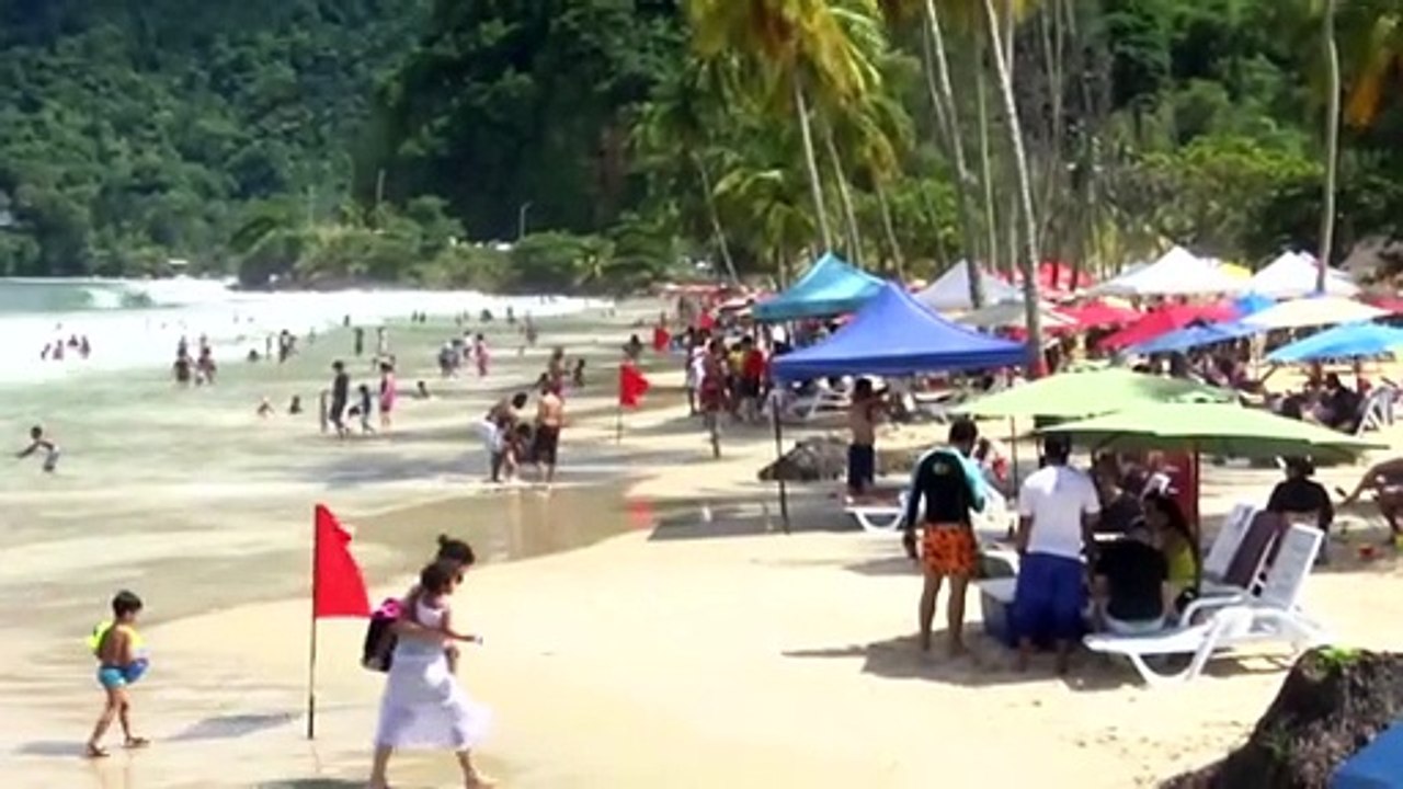 Lifeguards Warn Beachgoers At Risk