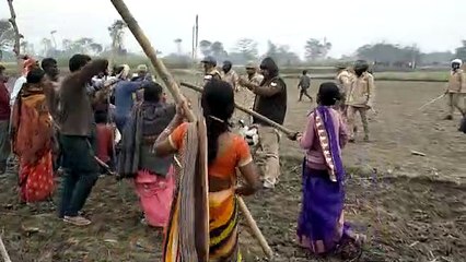 बिबाद निपटाने गई पुलिस पर गांव वालों ने किया पथराव