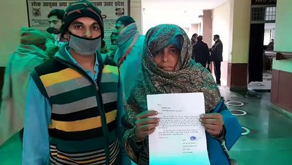 शामली विधवा महिला काट रही है अधिकारियों के चक्कर