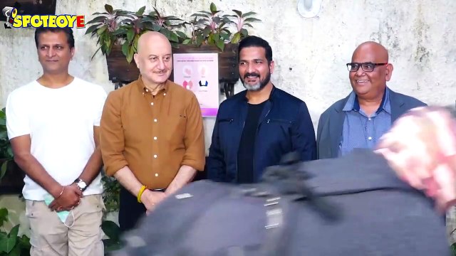 Anil Kapoor, Farhan Akhtar, Satish Kaushik, Anup Soni & others attend screening of Kaagaz