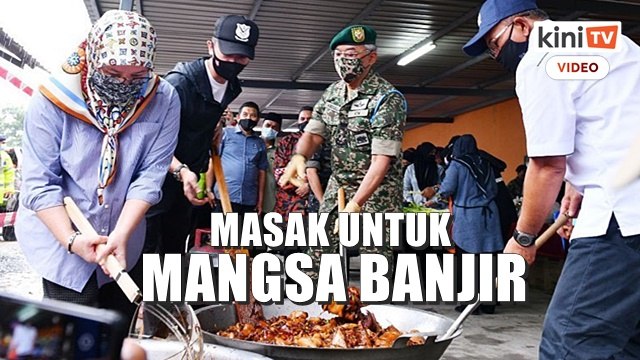 Agong bantu Permaisuri masak untuk mangsa banjir