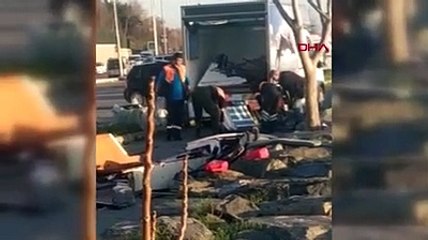 Küçükçekmece'de kuvvetli rüzgarda tekne parçalandı