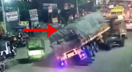 जयपुर में चावल की बोरियों से भरा ट्रक पलटा, महिला समेत तीन की मौत, देखें वीडियो