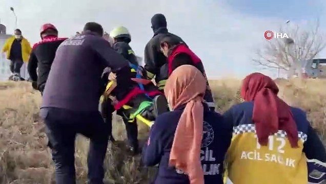 - Lüks otomobilin çarptığı hafif ticari araç tarlaya uçtu: 2 yaralı