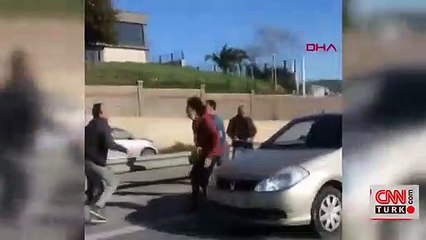 Kaza sonrası anlaşamayan araç sürücüleri kavga etti | Video