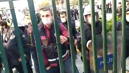 Boğaziçi Üniversitesi kapısına takılan kelepçeye ilceleme başlatıldı!