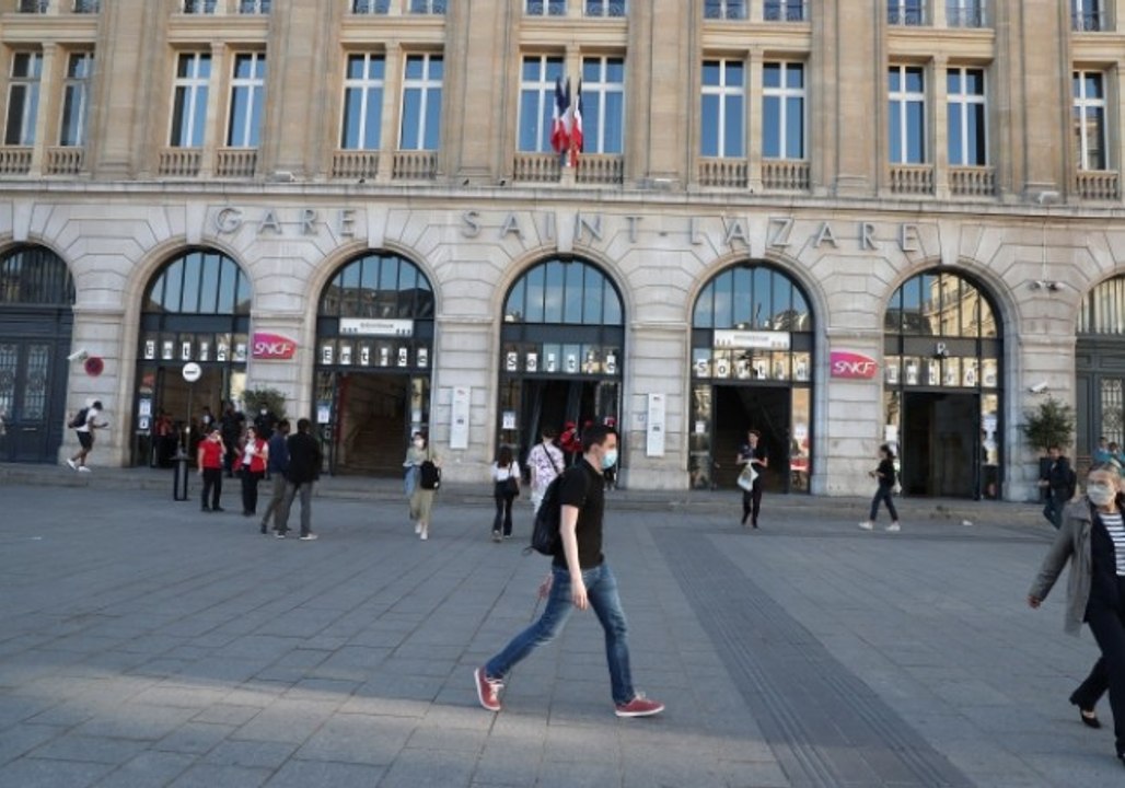 “Sales bâtards, bande de fachos” : interpellé, il se frappe la tête contre un mur et accuse les policiers de violences