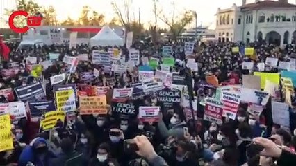 Kadıköy'de yüzlerce öğrenciden 'Melih Bulu' protestosu