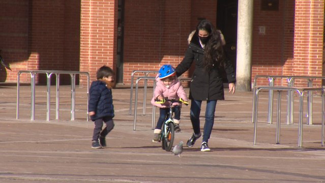 Los niños juegan en la calle con los regalos de los Reyes Magos pese al frío