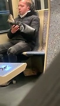 Un homme lèche une botte sale dans le métro