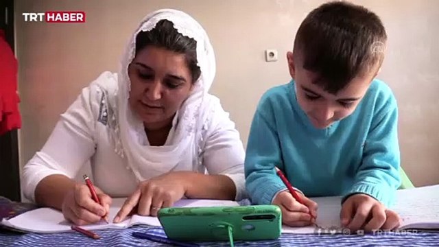 Oğluyla birlikte EBA üzerinden okuma yazma öğrendi