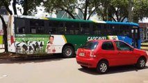 Amarok e ônibus do transporte coletivo colidem de Cascavel