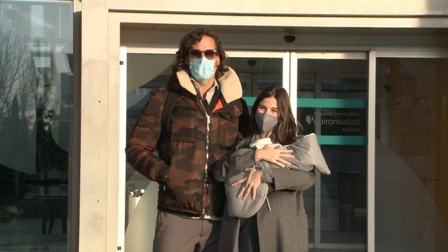 Sandra Gago y Feliciano López salen del hospital con su pequeño en brazos