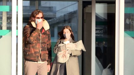 Sandra Gago y Feliciano López salen del hospital con su pequeño en brazos