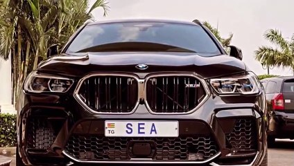 Adebayor exhibe sa nouvelle BMW X6M