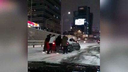 차에서 내린 시민들..."제설도 경찰 도움도 없었다" / YTN