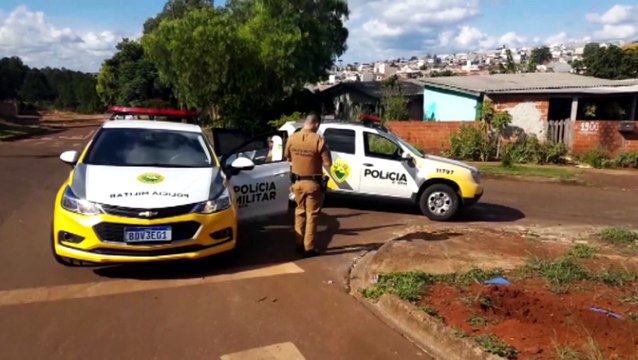 Intensa perseguição: procurado pela Justiça foge de abordagem da PM, tem pneus de carro furado por tiros e bate carro contra residência