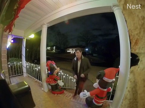 Il se trompe de maison et se lache un peu trop devant la caméra de la sonnette... oups