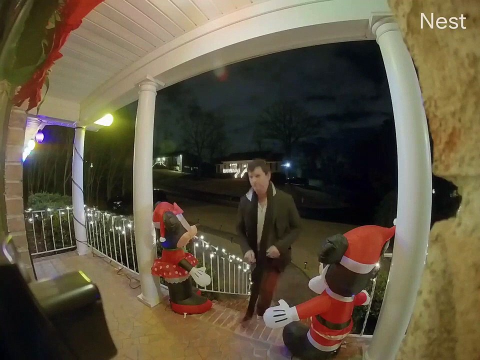 Il entame une danse obscene après avoir sonné à la porte d'un ami, mais s'est trompé de maison