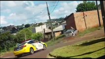 Vídeo mostra perseguição da PM e momento exato em que carro bate contra muro de residência