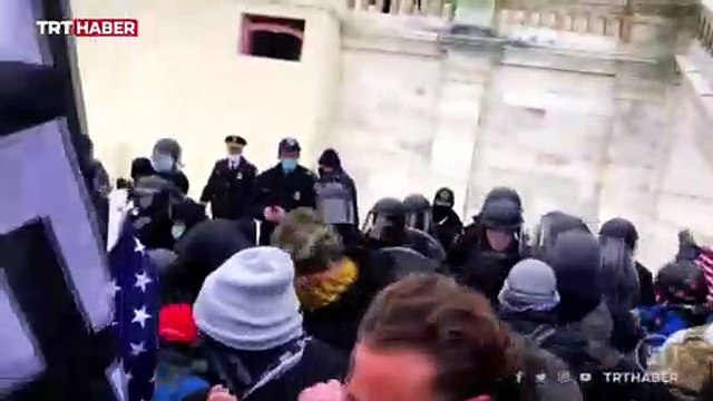 Trump destekçileri polis barikatını aşıp Kongre binasına girdi