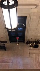 Une porte du Capitole défoncée par des pro Trump