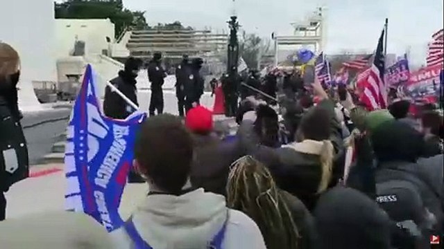 Les partisans de Trump se bagarrent avec la police sur les marches du Capitole