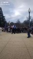Tremendo vídeo: La Policía de Washington, gobernada por los Demócratas, aparta las vallas para que los manifestantes puedan entrar en el Capitolio
