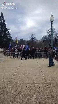 Tremendo vídeo: La Policía de Washington, gobernada por los Demócratas, aparta las vallas para que los manifestantes puedan entrar en el Capitolio