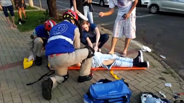 Motociclista fica ferido em colisão contra carro na esquina da Rua das Palmeiras com Francisco Bartinik, no Coqueiral