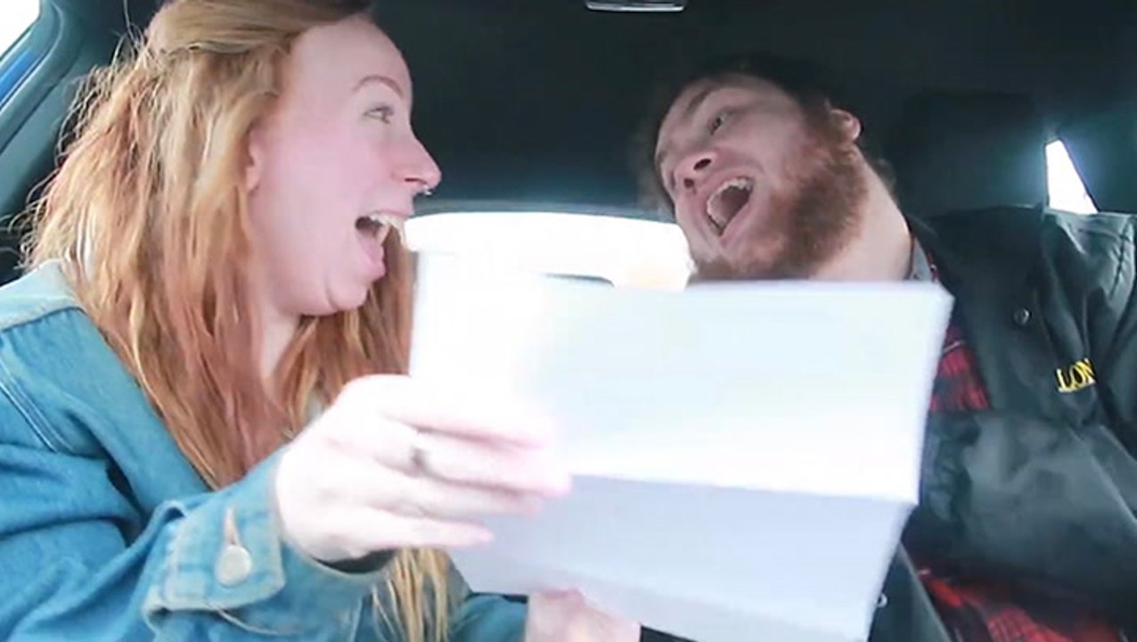 Nurse Writes Baby’s Gender Down, Parents Find Out Together